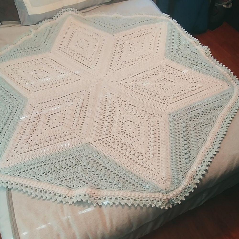 Crocheted 6 point diamond throw/blanket white/blue - Picture 7 of 7